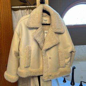 Abercrombie Oversized Short Sherpa Lined Vegan Leather Jacket in Women's Size M